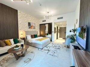 Bright Studio Burj Khalifa & Canal Views Pool