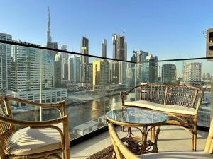 Bright Studio Burj Khalifa & Canal Views Pool