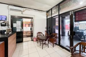 Urbanview Hotel Transit Near Bandara Sultan Hasanuddin