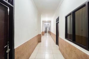 Urbanview Hotel Transit Near Bandara Sultan Hasanuddin