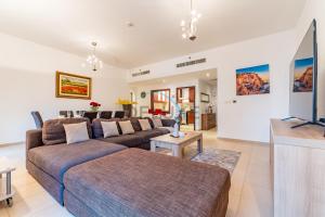 Dubai Marina Canal Views A Short Walk to the Sea 2BR, Rimal 1, JBR by Deluxe Holiday Homes