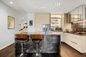 Grand Prix Luxury 2B Lakeside Apartment with CarPark, Pool & Sauna - Melbourne