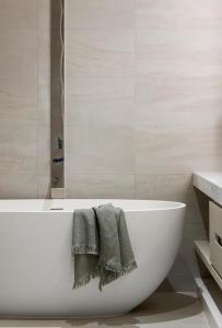 Luxury 2B2B Albert Park Lakeside Apartment with Pool, Gym, Sauna & CarPark