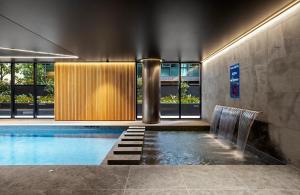 Luxury 2B2B Albert Park Lakeside Apartment with Pool, Gym, Sauna & CarPark
