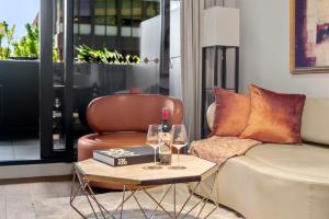 Luxury 2B2B Albert Park Lakeside Apartment with Pool, Gym, Sauna & CarPark