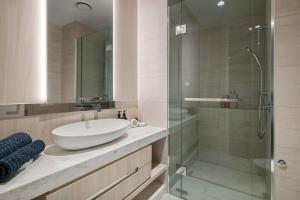 Luxury 2B2B Albert Park Lakeside Apartment with Pool, Gym, Sauna & CarPark