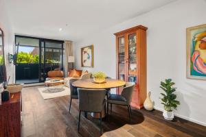 Luxury 2B2B Albert Park Lakeside Apartment with Pool, Gym, Sauna & CarPark