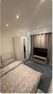 Luxurious & Beautiful Room With Double Bed-Own TV - Longfield