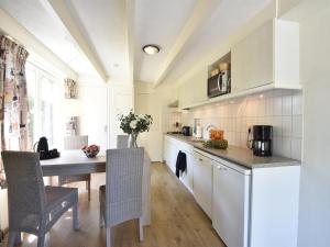 Cozy Holiday Home in Zonnemaire near lakebeach
