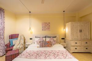 Aloha on the Ganges Ganga View with Infinity Pool 2BHK 408 by Almost Heaven