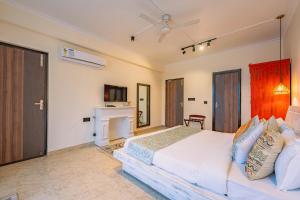 Aloha on the Ganges Ganga View with Infinity Pool 2BHK 408 by Almost Heaven