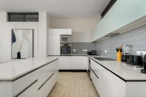 Designer 2-Bed Villa - Ocean Views & Pool