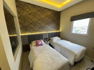 Phòng Hai Giường Đơn Loại Sang (Deluxe Twin Room)