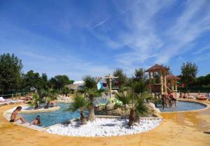 Campings Camping 4 etoiles - Parc aquatique - efaaa0 : photos des chambres