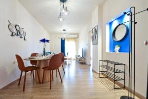 Royal Blue Central House "by Checkin"