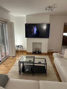 Stylish Happiness Home - Surrey