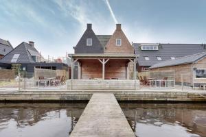 20 person accommodations in 2 houses on the water in Stavoren