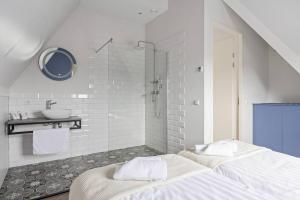 20 person accommodations in 2 houses on the water in Stavoren