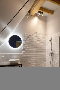 20 person accommodations in 2 houses on the water in Stavoren