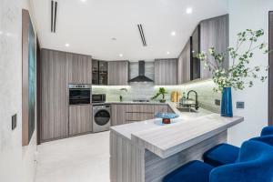 Incredible Palm Home next to Mall with Beach Access