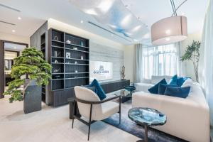 Incredible Palm Home next to Mall with Beach Access