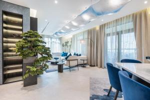 Incredible Palm Home next to Mall with Beach Access
