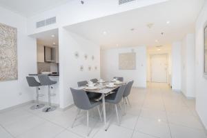 Free housekeeping visits during your stay - StayShort - Marina Views and a 3 Bedroom Apartment in Dubai Marina