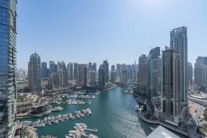 Free housekeeping visits during your stay - StayShort - Marina Views and a 3 Bedroom Apartment in Dubai Marina