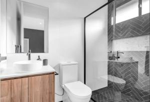 Modern Ensuite with Private Side Entry