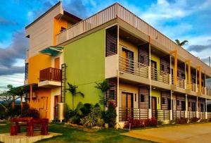 Jeanines Travellers Inn by RedDoorz