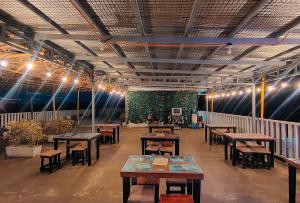 Jeanines Travellers Inn by RedDoorz