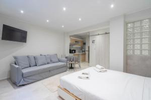 Modern apt at Thisio next to the metro station
