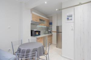 Modern apt at Thisio next to the metro station