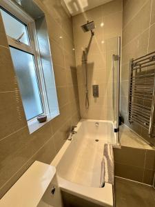 Exceptionally Large Newly-Refurbished 1-Bed Flat in Hither Green