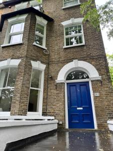 Exceptionally Large Newly-Refurbished 1-Bed Flat in Hither Green