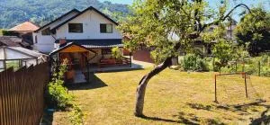 Moon's Hill by Ina - 萨提克