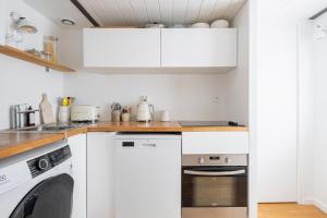 Veeve - In the Eaves of the Écuries