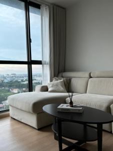 Entire apartment near train station with pool & views