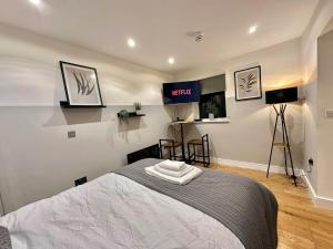 Studio Flat by Brookland Stays Serviced Accommodation Short Lets Leeds with Free WiFi
