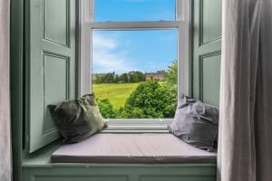 Bright and spacious flat overlooking the Meadows