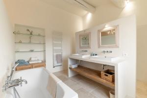 Maisons de vacances La Belle echappee holiday rental with pool in Menerbes : photos des chambres