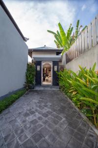 Green Selukat Corner Villa