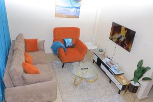 The Swanky Suite, Kamakis