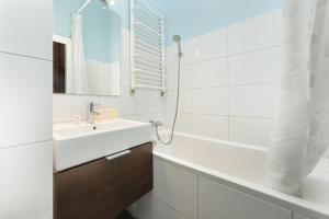 Komfortowy Apartament Blisko Rzeki we Wrocławiu z Biurkiem i Wanną by Noclegi Renters