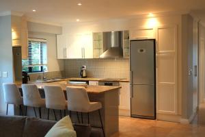 Pearl Valley family golf lodge on nature lake with mountain views