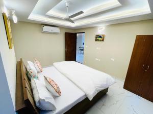 Skyhigh Luxuria Near Airport Spacious CityCenter