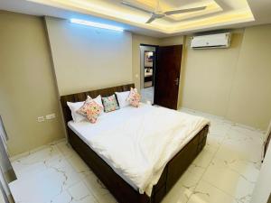 Skyhigh Luxuria Near Airport Spacious CityCenter