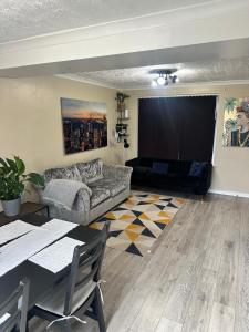 Modern 3-Bed House Contractor Stay in Kent, Medway - Rochester Strood with Parking & WiFi for Long Stays