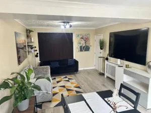 Modern 3-Bed House Contractor Stay in Kent, Medway - Rochester Strood with Parking & WiFi for Long Stays - Strood