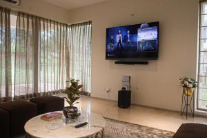 Golfers Arena by StayJadePool TablePS5Jacuzzi